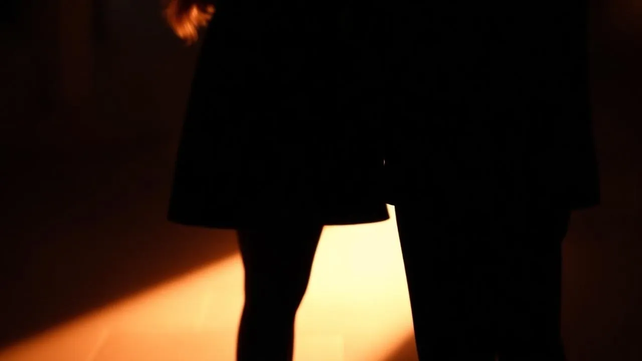 Couple complice dans une lumière douce et chaleureuse